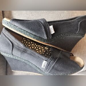 TOMS All Black Size 10 Classic Wedge